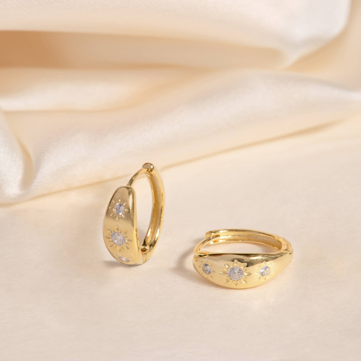 Flora Hoops in Gold