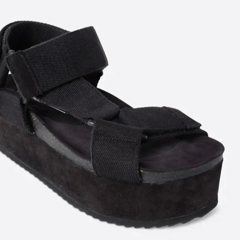 Zona Sandal in Black