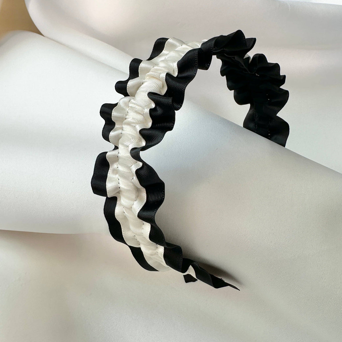 Sophia Ruffle Headband in Black and ivory