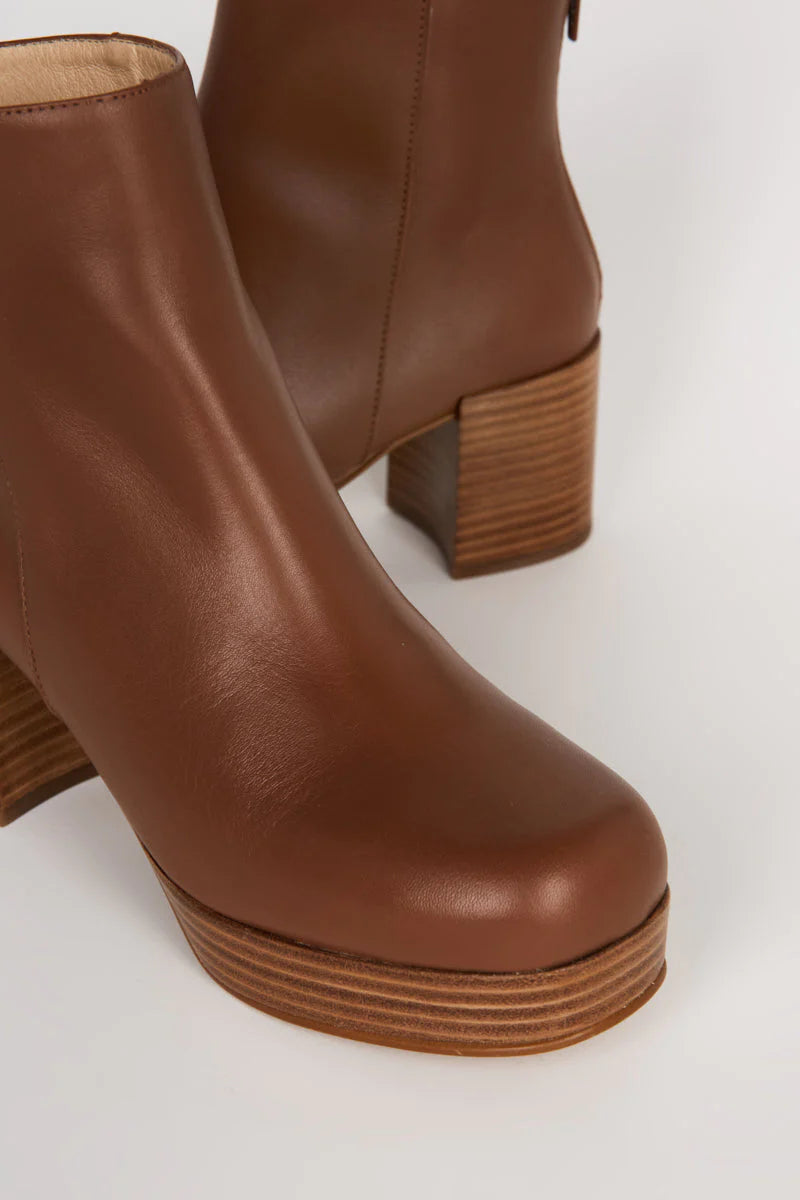 Speed Boots in Tan