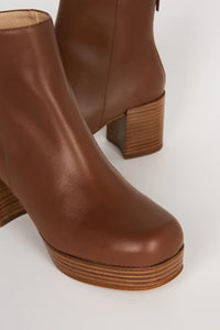 Speed Boots in Tan