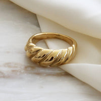 Croissant Ring in Gold