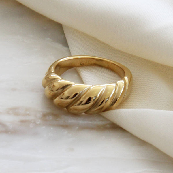 Croissant Ring in Gold
