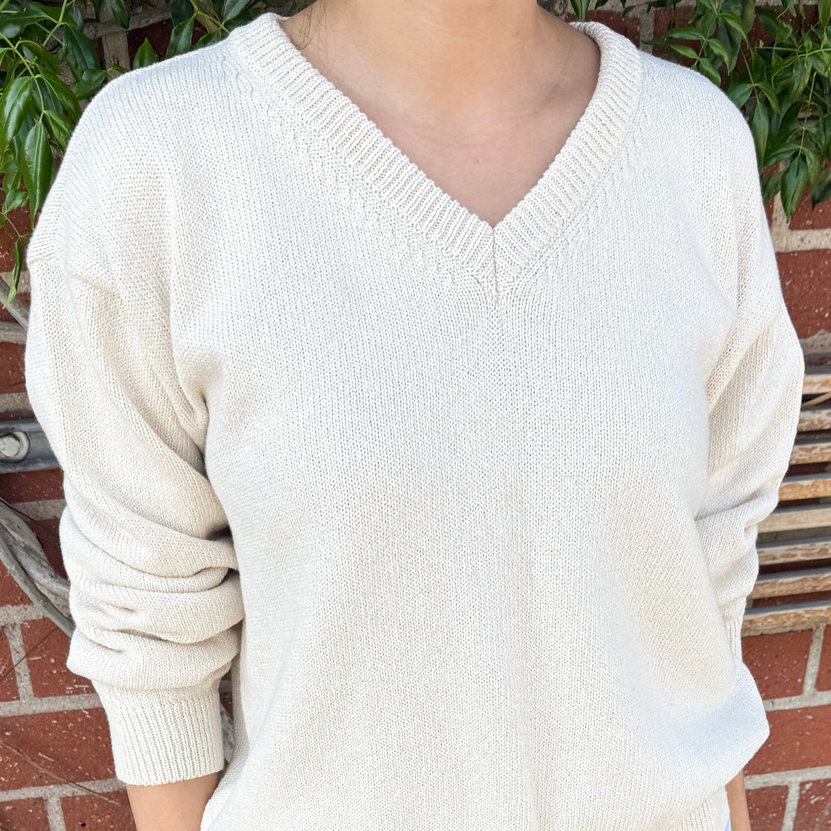 Abby Cotton V-Neck Sweater in Naturel