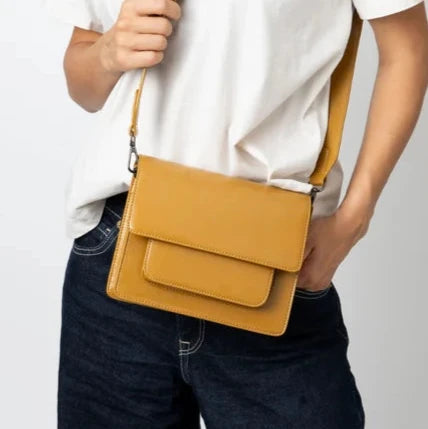 files/CAYMAN_POCKET_GLOSSY_STRUCTURE-Crossbody-2503-013-010500-478_Amber_Haze-3_jpg.webp
