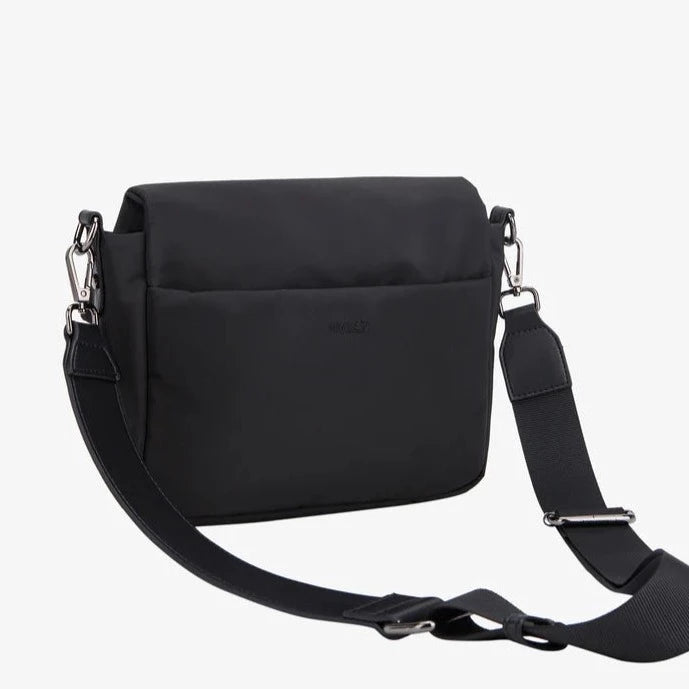 files/CAYMAN_POCKET_PUFFER_MATTE_TWILL-Crossbody-2402-079-021500-009_Black-1.webp