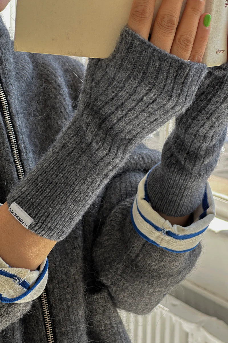 files/CashmereWristWarmer_Charcoal_2_50ba5dfd-cd22-45c4-879d-2f7d2c8d4957.webp